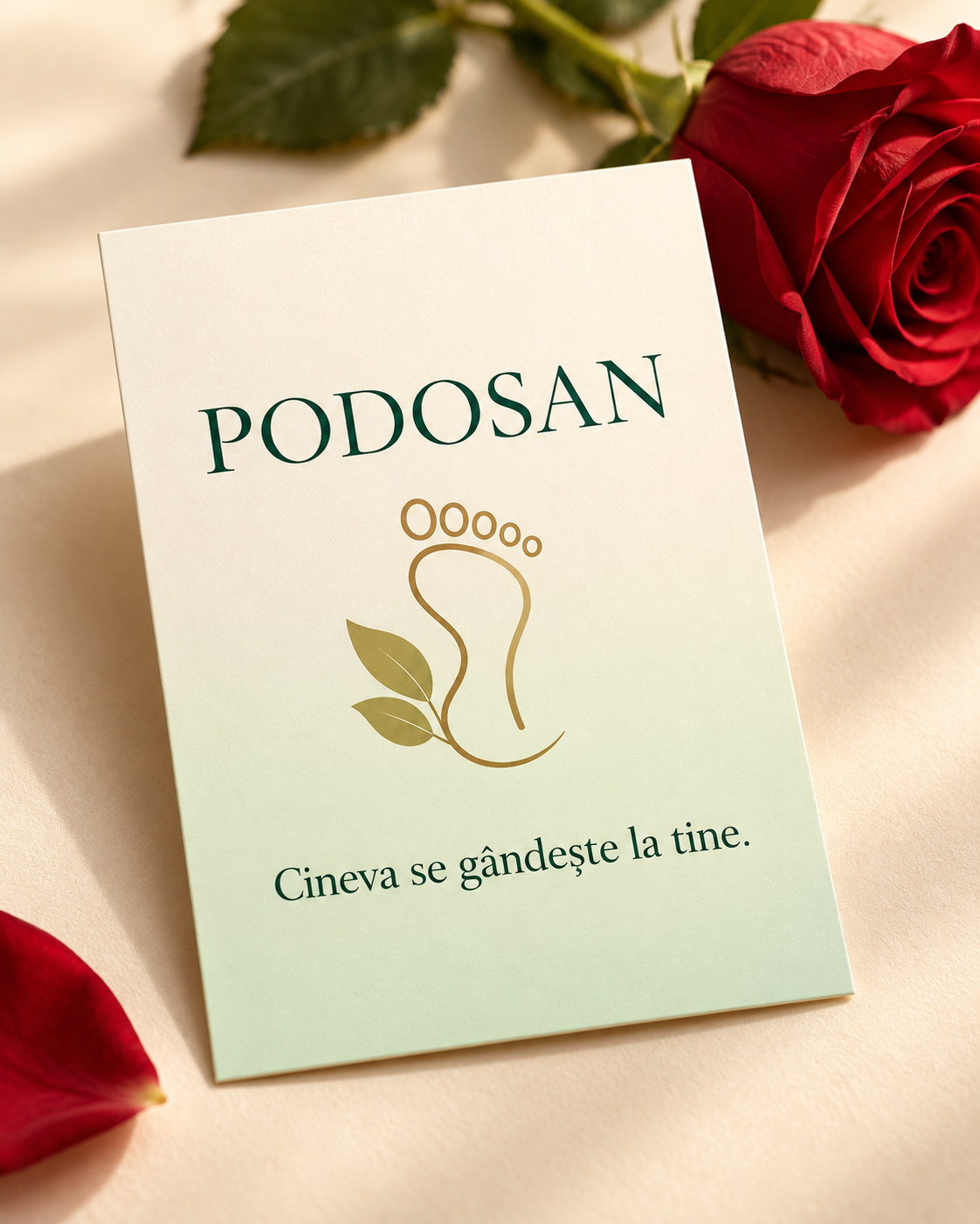 Card cadou PODOSAN alături de un trandafir roșu