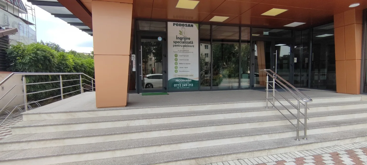 Intrarea separată PODOSAN, în clădirea Policlinicii Sanovil